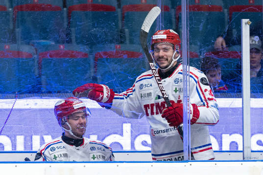 Timrås Ziyat Paigin och Ty Rattie jublar i utvisningsbåset