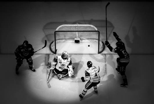 Bläddra bland fler bilder av Ishockey, Kval till SHL, Kvartsfinal 5, HV71 - Västervik