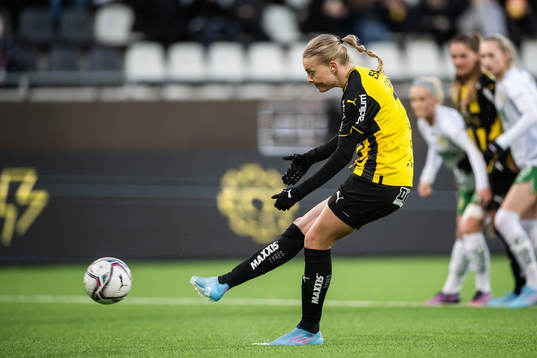 Häckens Stine Larsen gör 1-0 på straff