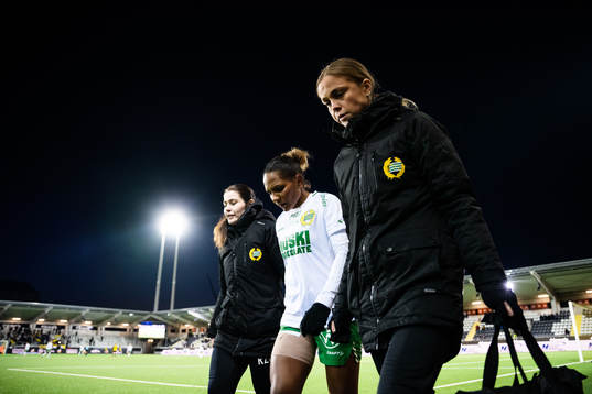 Hammarbys Nicklas Andreasson lämnar planen skadad