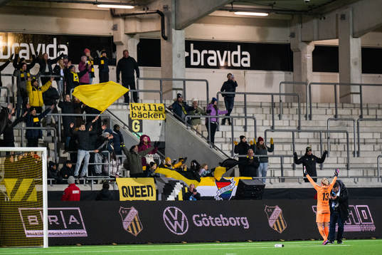 Häckens målvakt Jennifer Falk jublar med fansen