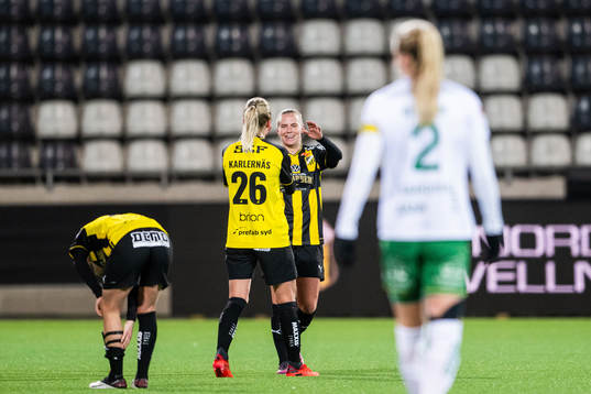 Häckens Julia Karlernäs och Josefine Rybrink  jublar