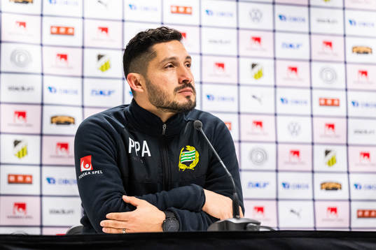 Hammarbys tränare Pablo Pinones-Arce på presskonferensen