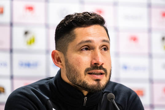 Hammarbys tränare Pablo Pinones-Arce på presskonferensen