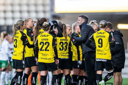 Häckens tränare Robert Vilahamn samlar spelarna vid ett