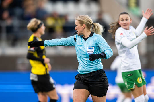domare Sara Persson signalerar för straff