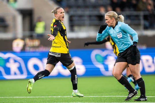 Häckens Filippa Curmark reagerar mot domare Sara Persson
