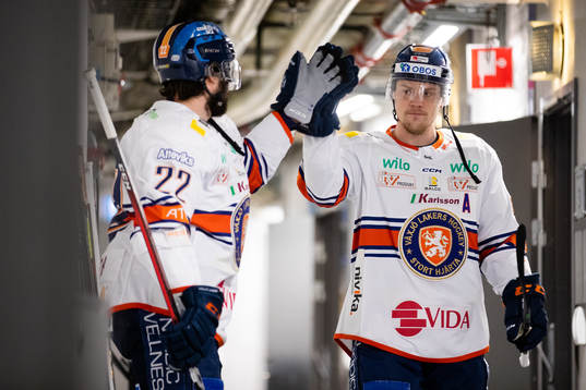 Växjös Tobias Rieder och Joel Persson innan värmningen