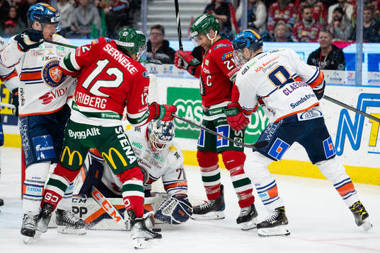 Växjös målvakt Adam Åhman blockerar pucken från