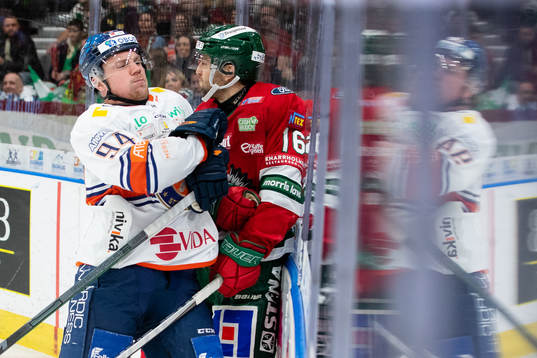 Växjös Joel Persson tacklar Frölundas Stefan Elliot