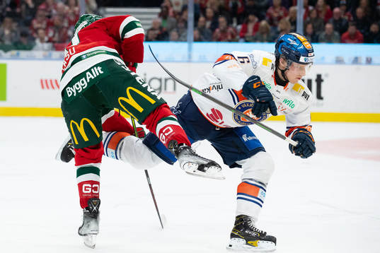 Frölundas Nicklas Lasu tacklar Växjös Theodor Johnsson