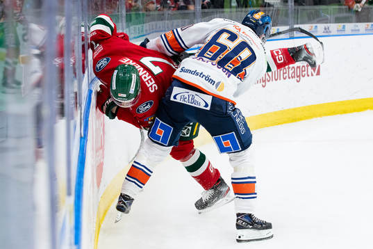 Växjös Erik Josefsson tacklar Frölundas Simon Edvinsson