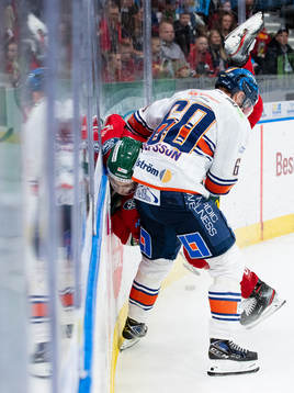 Växjös Erik Josefsson tacklar Frölundas Simon Edvinsson