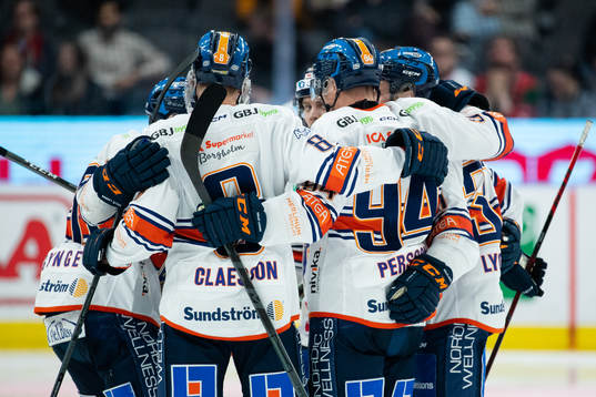 Växjös Joel Persson jublar med lagkamrater