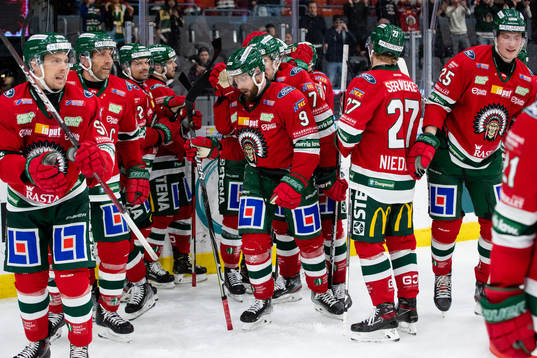 Frölundas Jan Mursak i mitten jublar med lagkamrater