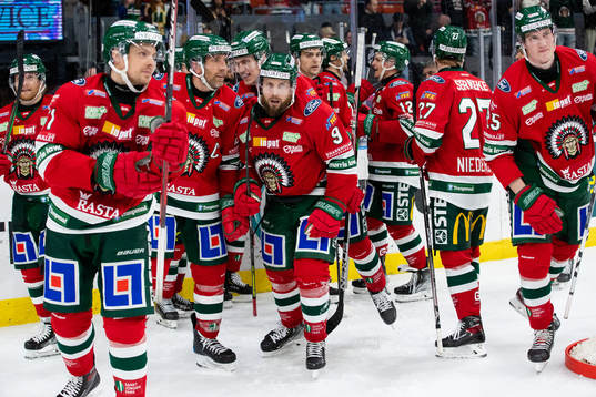 Frölundas Jan Mursak i mitten jublar med lagkamrater