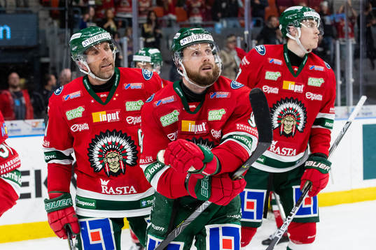 Frölundas Jan Mursak i mitten jublar med lagkamrater