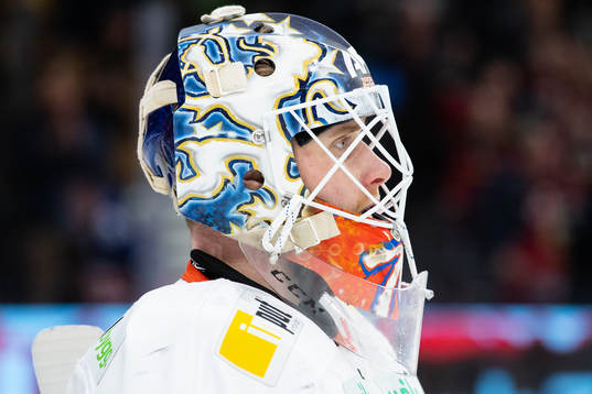Växjös målvakt Adam Åhman deppar