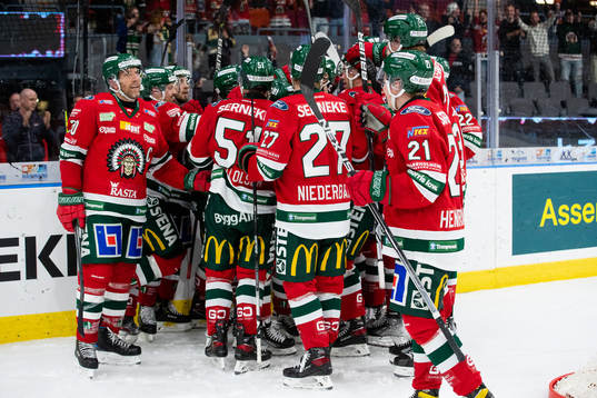 Frölundas Jan Mursak i mitten av klungan jublar med