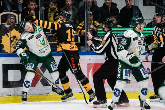 Färjestads Pontus Widerström och Skellefteås Filip Roos