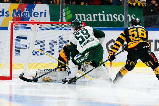 Färjestads Linus Johansson missar ett friläge mot