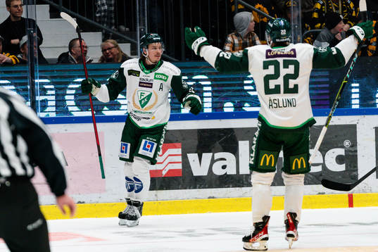 Färjestads Joakim Nygård och Per Åslund jublar