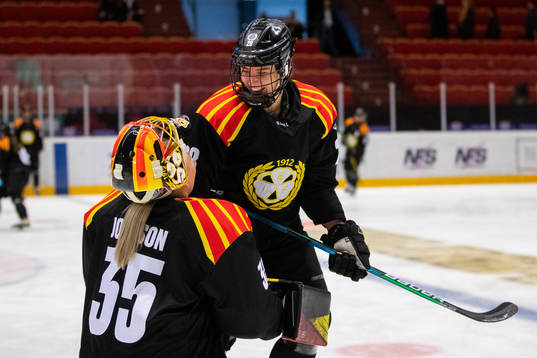 Brynäs målvakt Ellen Jonsson och Brynäs Jenny Antonsson