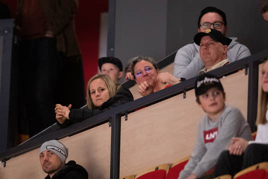 Brynäs Lara Stalder på läktaren