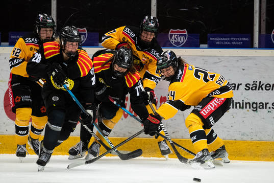 Luleås Viivi Vainikka, Linn Peterson, Noemi Ryhner och
