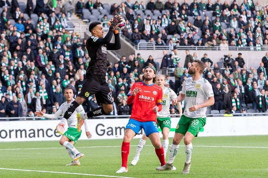 Hammarbys målvakt Oliver Dovin med en räddning framför