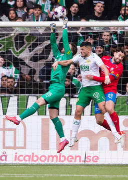Helsingborgs målvakt Kalle Joelsson plockar ner bollen