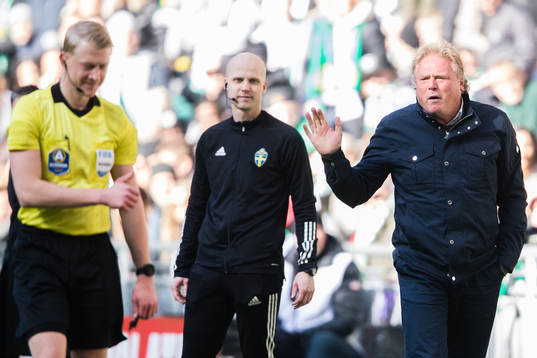 Domare Adam Ladebäck, fjärdedomare Pontus Olofsson och