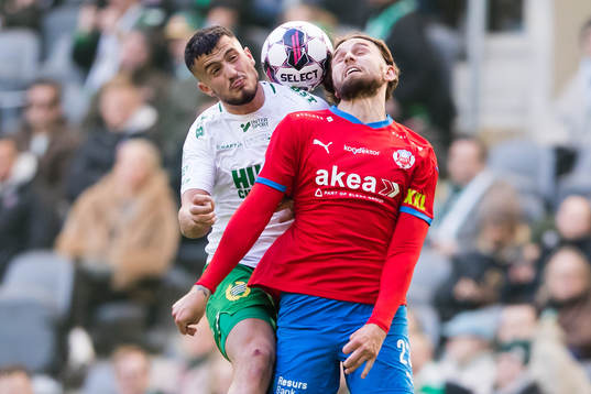 Hammarbys Astrit Selmani i en nickduell med Helsingborgs