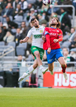 Hammarbys Astrit Selmani i en nickduell med Helsingborgs