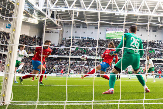Hammarbys Williot Swedberg skjuter 2-0 för Hammarbys bakom