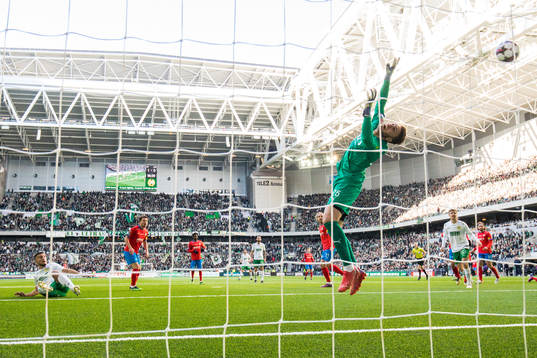 Hammarbys Astrit Selmani och Helsingborgs målvakt Kalle