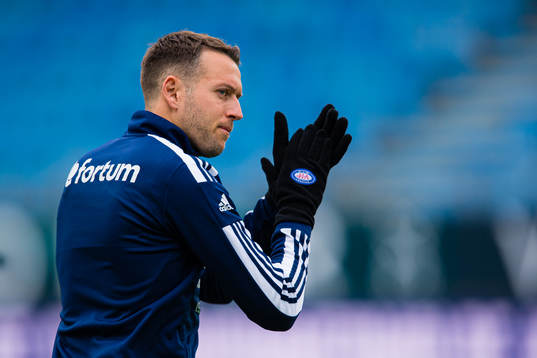 Jonatan Tollås Nation of Vålerenga warms up