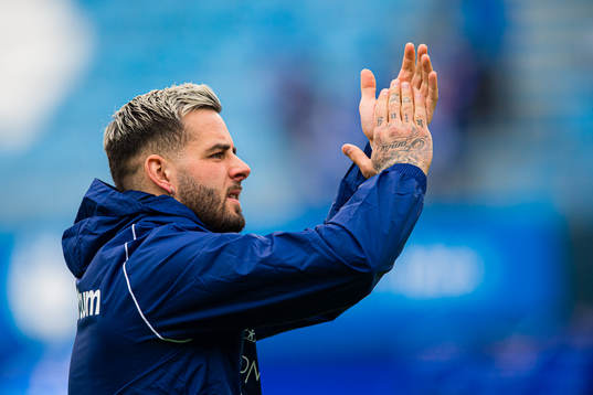 Aron Leonard Dønnum of Vålerenga warms up
