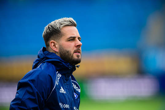 Aron Leonard Dønnum of Vålerenga warms up