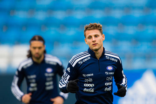 Vegar Eggen Hedenstad of Vålerenga warms up