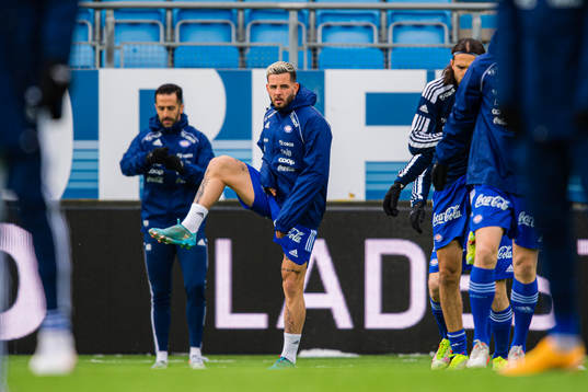 Aron Leonard Dønnum of Vålerenga warms up