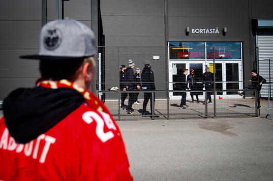 Luleåsupportrar kollar på Luleåspelarnas uppvärmning