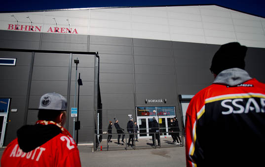 Luleåsupportrar kollar på Luleåspelarnas uppvärmning