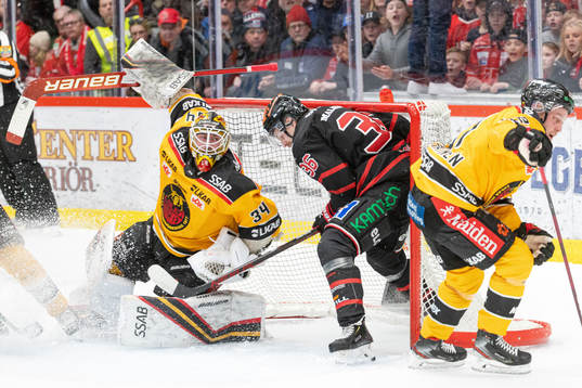 Örebros Emil Larsson och Luleås målvakt Joel Lassinantti