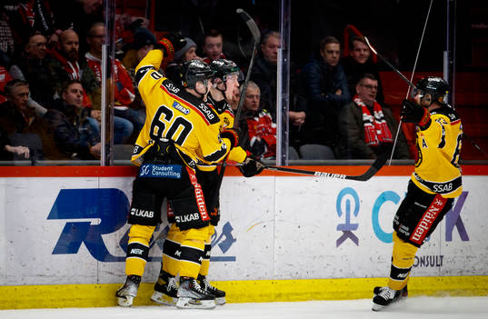 Luleås Pontus Andreasson jublar med Julius Honka  och