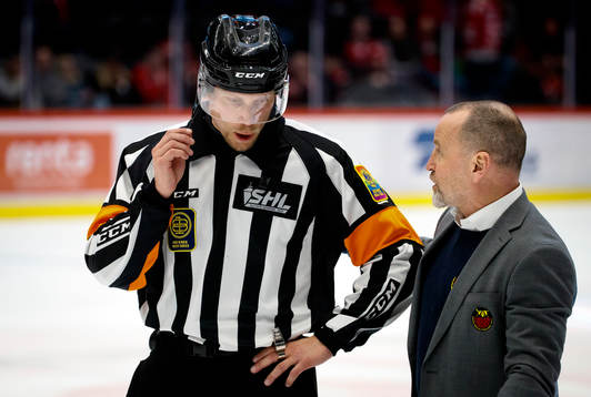Domare Andreas Harnebring och Luleås tränare Thomas