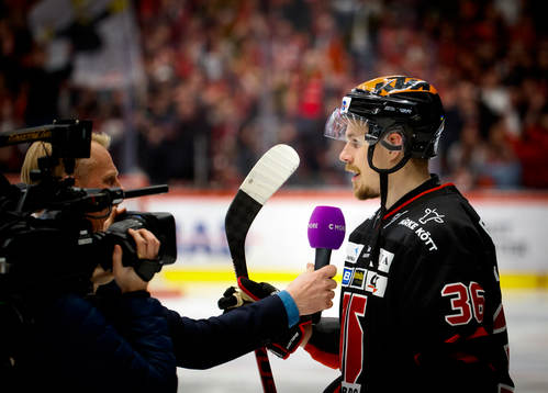 Örebros Emil Larsson jublar