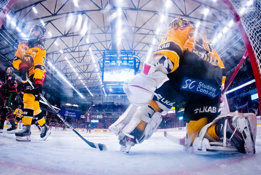 Örebros Emil Larsson gör 2-1 på Luleås målvakt Joel