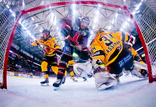Örebros Emil Larssonoch Luleås målvakt Joel Lassinantti