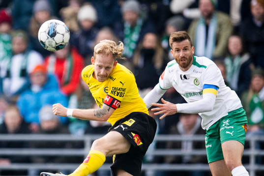 Colin Rösler of Lillestrøm and Julian Fletcher Dunn of